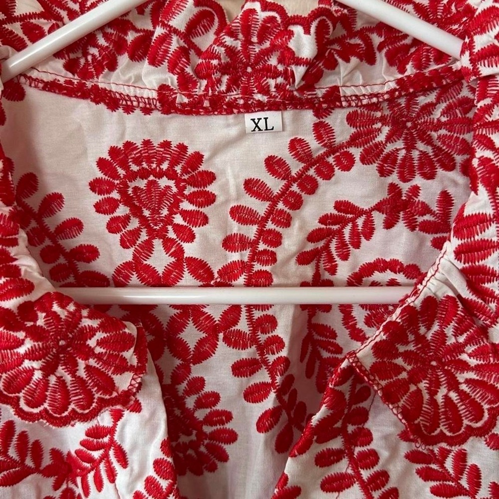 Red and white embroidered polyester blouse with circular floral motifs, size XL - Picture 5 of 8